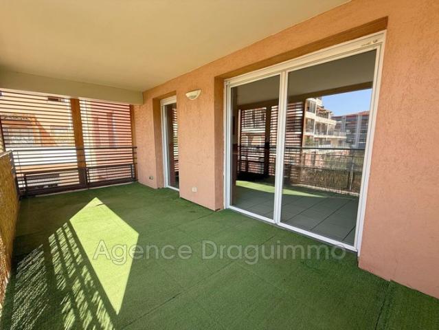 Reloué par l'agence CHARMANT F3 avec PISCINE QUARTIER CHABRAN