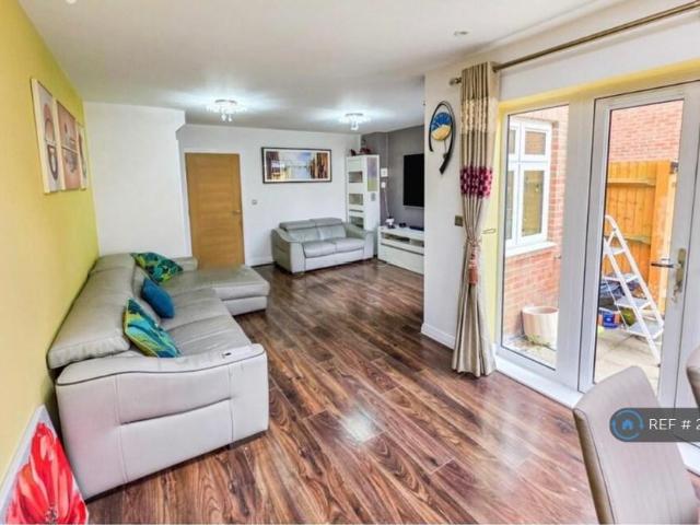 Repton Crescent, Reading, RG6 4 bed semi detached house to rent £2,300 pcm £531 pw