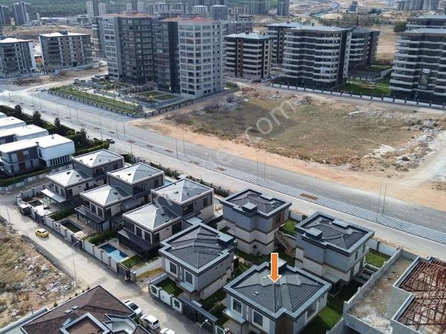 Repa Gayrimenkul Furkan Özer'den 6+2 Villa site İçi natamam