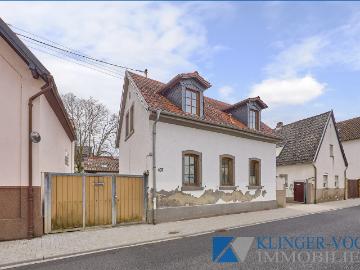 Reparaturbedürftiges freistehendes Einfamilienhaus * in Haus /Hofbauweise!