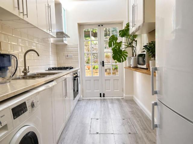 Reporton Road, London SW6 1 bed flat to rent £2,100 pcm £485 pw