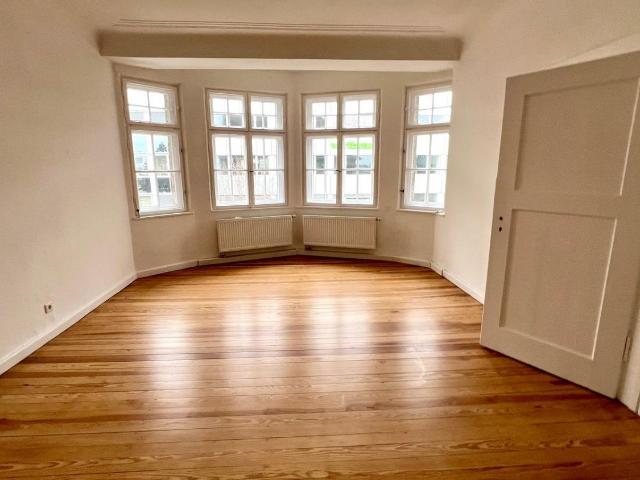 Repräsentative 4 Zimmer Altbauwohnung mit Balkon – Großzügiges Wohnen im Denkmalobjekt