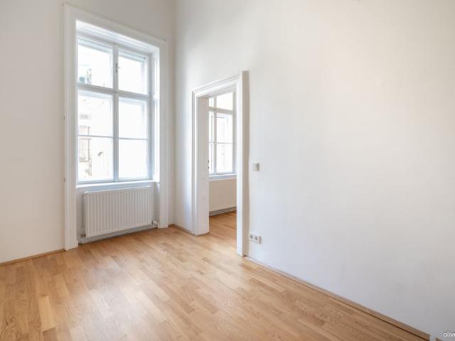 REPRÄSENTATIVE 5 ZIMMER ALTBAUWOHNUNG MIT BALKON IM BOTSCHAFTSVIERTEL