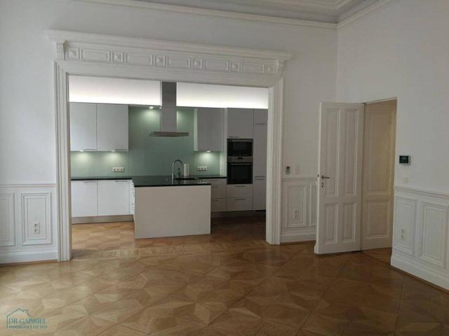 REPRÄSENTATIVE ALTBAUETAGE MIT KLEINEM BALKON