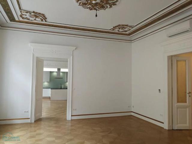 REPRÄSENTATIVE ALTBAUETAGE MIT KLEINEM BALKON