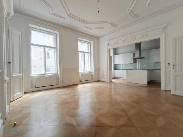 REPRÄSENTATIVE ALTBAUETAGE MIT KLEINEM BALKON