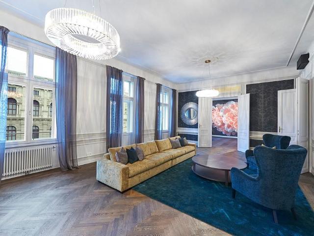 Repräsentative Altbauetage mit prächtigem Blick