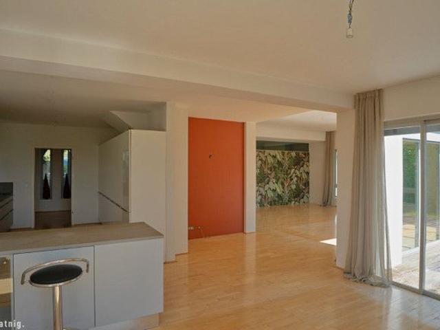 REPRÄSENTATIVE ARCHITEKTENVILLA IN GEHOBENER WOHNLAGE mit Pool, Wellness und einzigartigem Panoramablick!