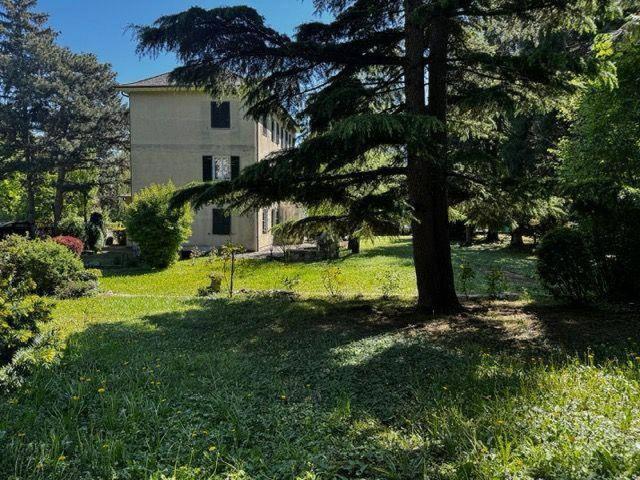 Repräsentative Mehrgenerationen Villa mit parkähnlichem Garten und Bauplatz