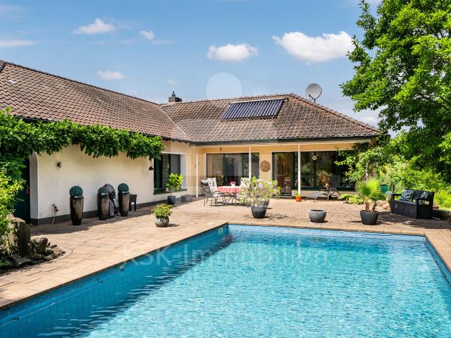 Repräsentativer Winkelbungalow mit Pool auf nahezu uneinsehbarem Grundstück Privatsphäre auf höchstem Niveau