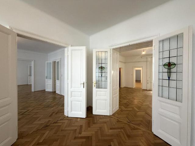 Repräsentatives Altbaubüro in der Wiener Innenstadt / Prestigious Office in a Historic Viennese Building in Vienna’s City Centre /