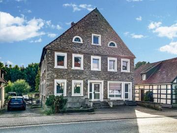 Repräsentatives Bruchsteinhaus mit drei Wohneinheiten und exklusivem Zugang zur Naturgrotte