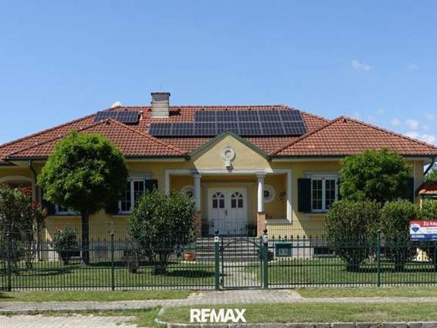 Repräsentatives Einfamilienhaus mit großen Garten, Naturpool, Wellnessbereich & autarker Energieversorgung