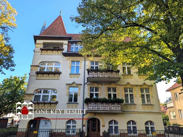 REPRÄSENTATIVES JUWEL Altbauwohnung mit Loggia, großen Fenstern, zwei Bädern in Villenstraße