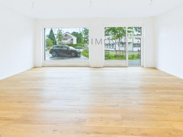 Repräsentatives Loft Atelier mit grossem Schaufenster & Parkplätzen
