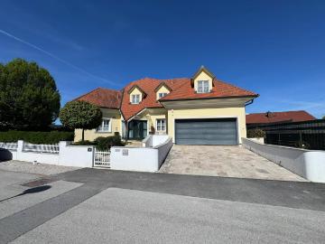 Repräsentatives Wohnen mit Einliegerwohnung, Weinkeller & idyllischem Garten in Bad Erlach