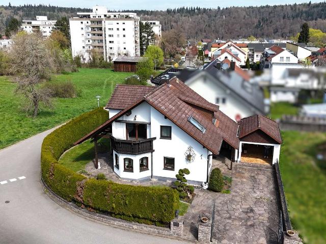 Repräsentatives Wohnen am Wiesenrand: EFH mit Panoramablick, Wellness & viel Raum zur Entfaltung