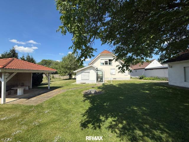 Representative Villa mit Wintergarten und Nebengebäude auf 1.303 m2 Grund !