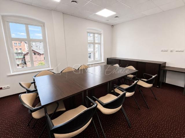 Polecam reprezentacyjny biurowiec 157 m² w centrum Katowic