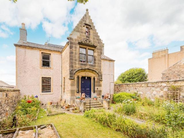 Restalrig Road South, Edinburgh EH7 2 bed flat to rent £1,450 pcm £335 pw