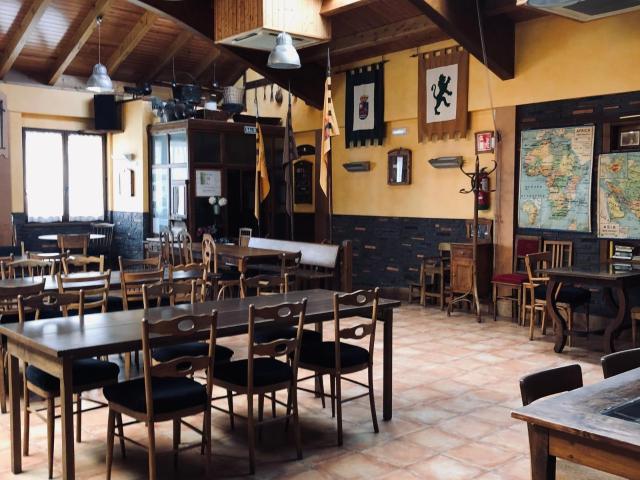 Restaurante Cafetería con Dos Viviendas para Explotar como Alojamiento en Pleno Camino de Santiago