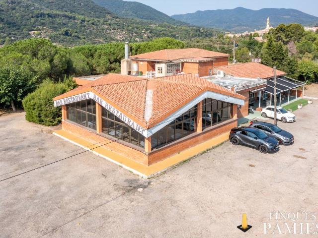 Restaurante con Vivienda y Gran Potencial en Venta!