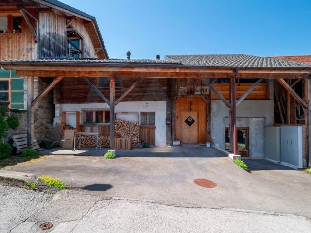 Restauriertes altes Bauernhaus mit hübschem Garten im Herzen des Dorfes oberhalb von Ollon