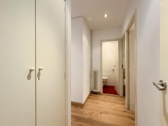 Restful single bedroom in proximity to Barcelona Sants train station