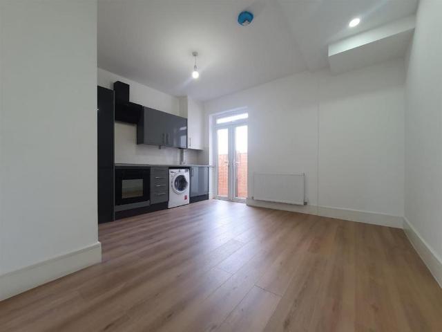 Reston House, 1a Western Road, Romford 2 bed flat to rent £1,900 pcm £438 pw