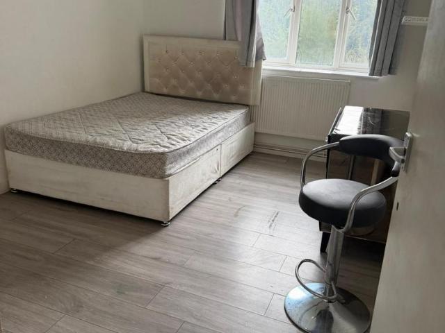 Restons Crescent, London SE9 1 bed in a house share to rent £750 pcm £173 pw
