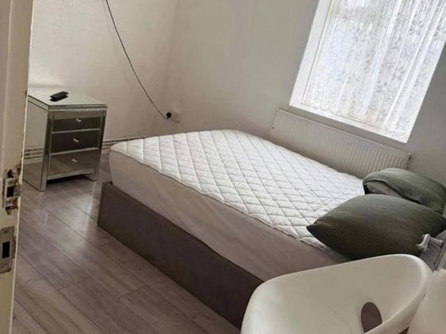 Restons Crescent, London SE9 1 bed in a house share to rent £750 pcm £173 pw