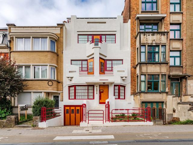 Restored architect designed house – 5 bedrooms with garden