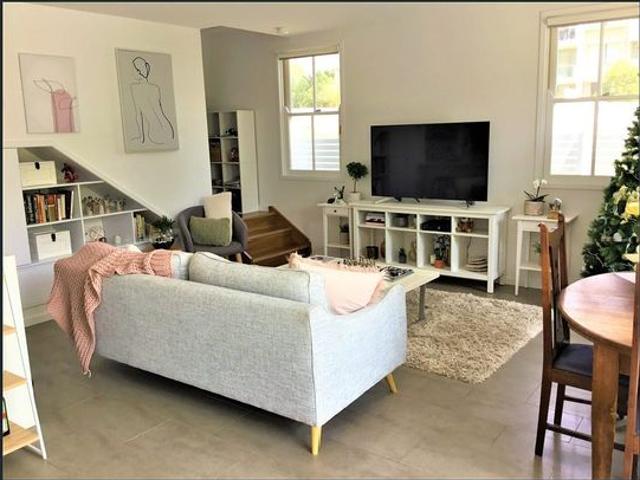 Restored Cottage with 2 bdrms, 2 Bath, 1 x Carspace with ducted AC, space and privacy under 5 minute walk to PA Hospital, shops and transport