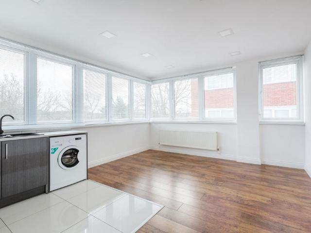 Restmor Way, Bridge House Restmor. 2 bed flat to rent £1,575 pcm £363 pw