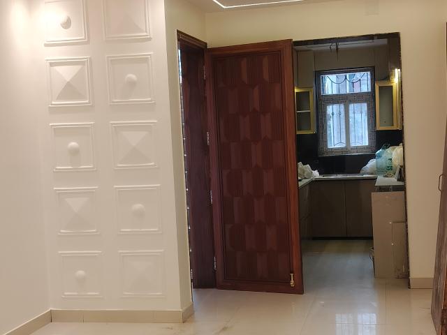Resale | 3.5 BHK 1200 Sq.Ft. Apartment in Janakpuri