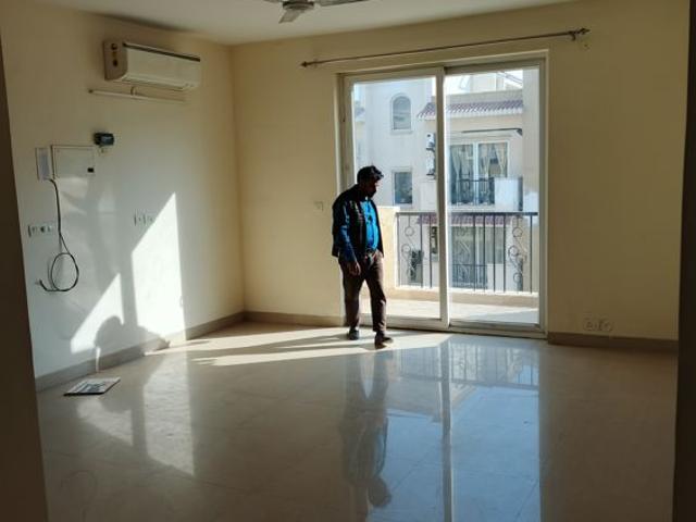 Resale | 3.5 BHK + 1650 Sq.Ft. Apartment in Emaar Emerald Floors Premier