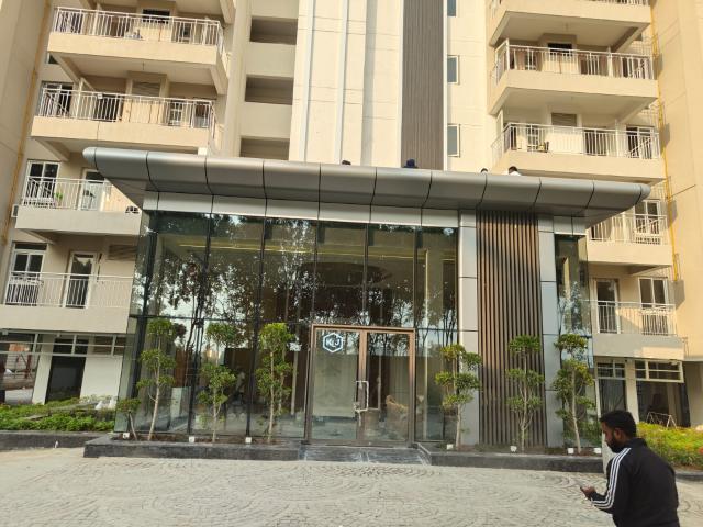 Resale | 3.5 BHK 1720 Sq.Ft. Apartment in Sector 77