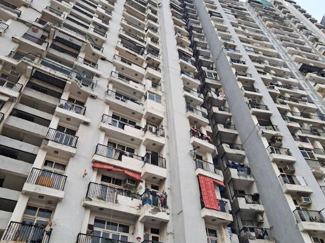 Resale | 3.5 BHK + 1774 Sq.Ft. Apartment in Amrapali Platinum