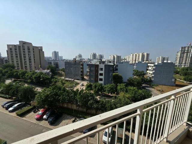 Resale | 3.5 BHK + 1920 Sq.Ft. Apartment in Emaar Palm Gardens