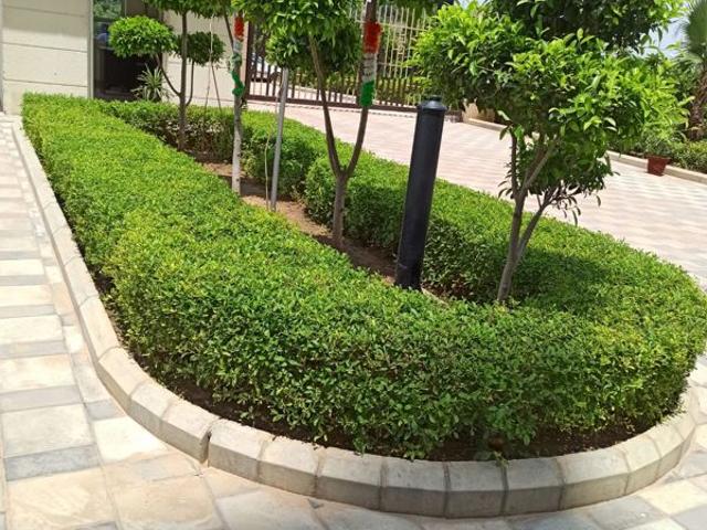 Resale | 3.5 BHK + 1952 Sq.Ft. Apartment in Shree Vardhman Flora