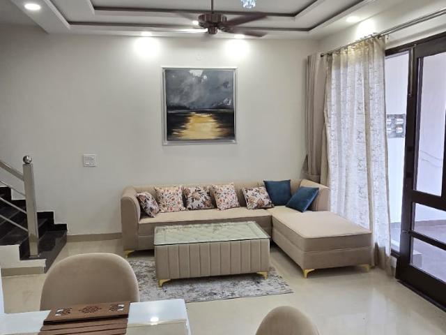 Resale | 3.5 BHK 2100 Sq.Ft. Apartment in Aerocity