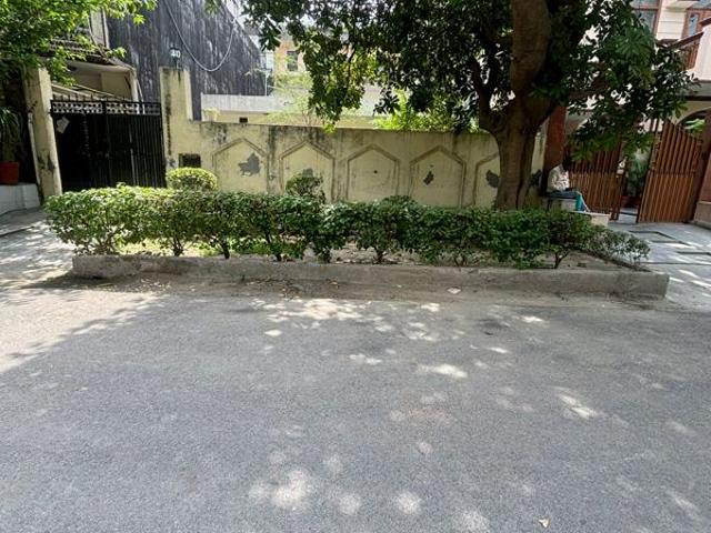 Resale | 3.5 BHK 220 Sq.Mt. Independent House in RWA Apartments Sector 52