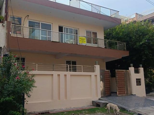 Resale | 3.5 BHK 300 Sq.Mt. Villa in Sector 61