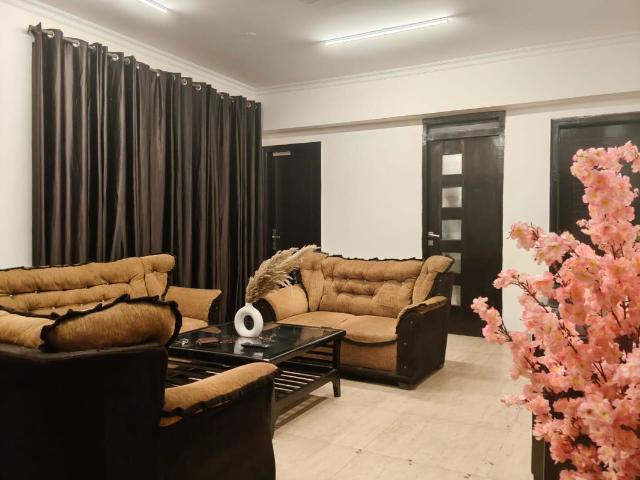 Resale | 3.5 BHK + Extra Room 1844 Sq.Ft. Apartment in Godrej Summit