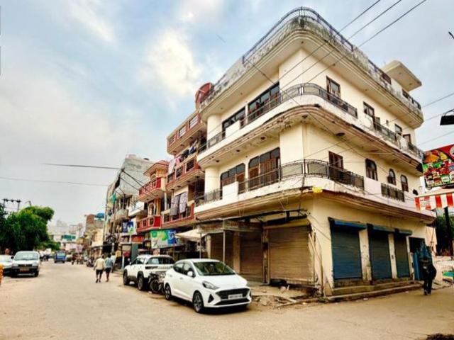 Resale | 3.5 BHK + Extra Room 95 Sq.Yd. Independent House in Sector 18