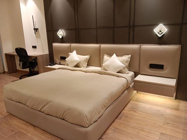 Resale | 3.5 BHK + Pooja Room,Study Room 1950 Sq.Ft. Apartment in Emaar The Palm Drive The Premier Terraces