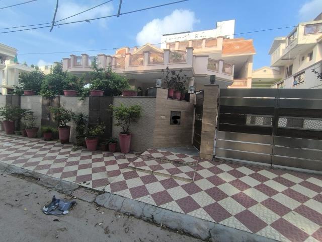Resale | 3.5 BHK + Pooja Room,Study Room 400 Sq.Yd. Independent House in Sector 14