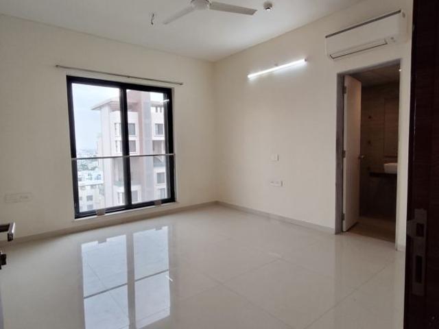Resale | 3.5 BHK + Pooja Room,Servant Room 2100 Sq.Ft. Apartment in Supreme Belmac Residences