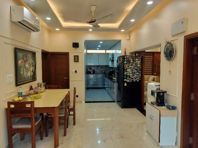 Resale | 3.5 BHK + Pooja Room,Servant Room,Study Room,Extra Room 2000 Sq.Ft. Apartment in B2 Green Glade Apartments