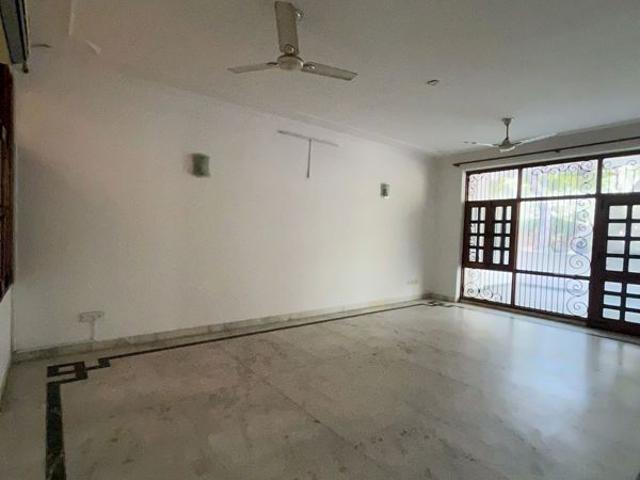 Resale | 3.5 BHK + Pooja Room,Servant Room,Study Room,Extra Room 2500 Sq.Ft. Apartment in Vasant Kunj